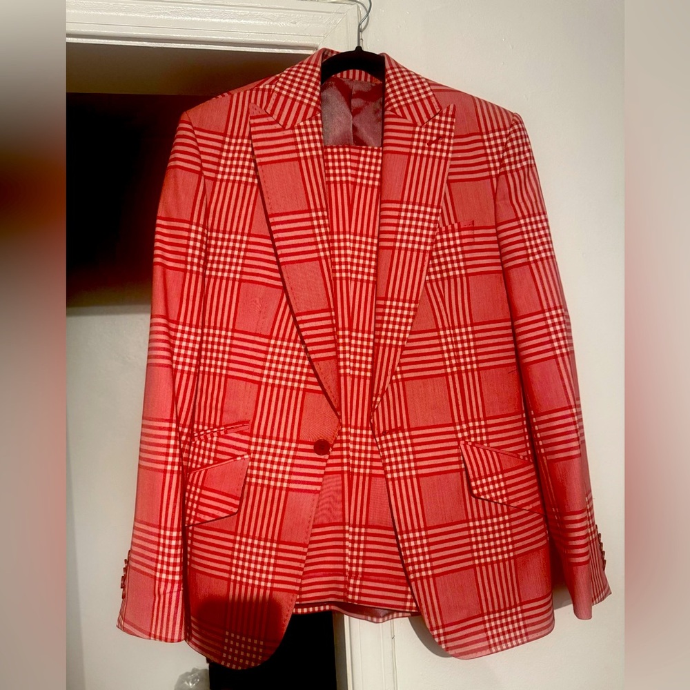 This a jacket and pants suit. It is a drop 6 meaning it is modern cut.